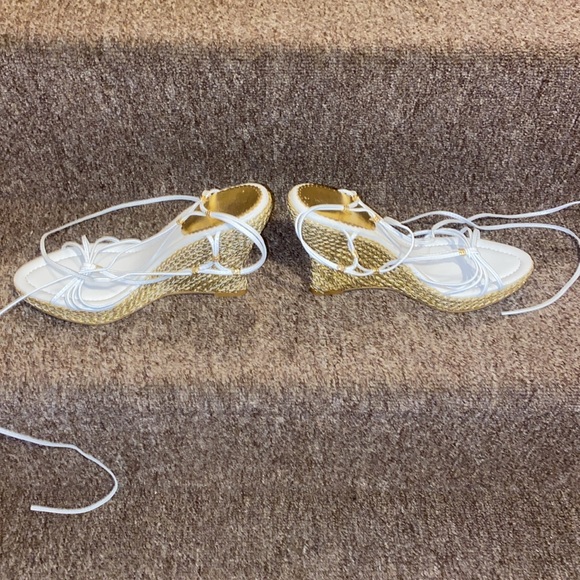 🤍💛🤍NWT Nine West White Leather & Gold Wedge Sandals - Picture 3 of 13